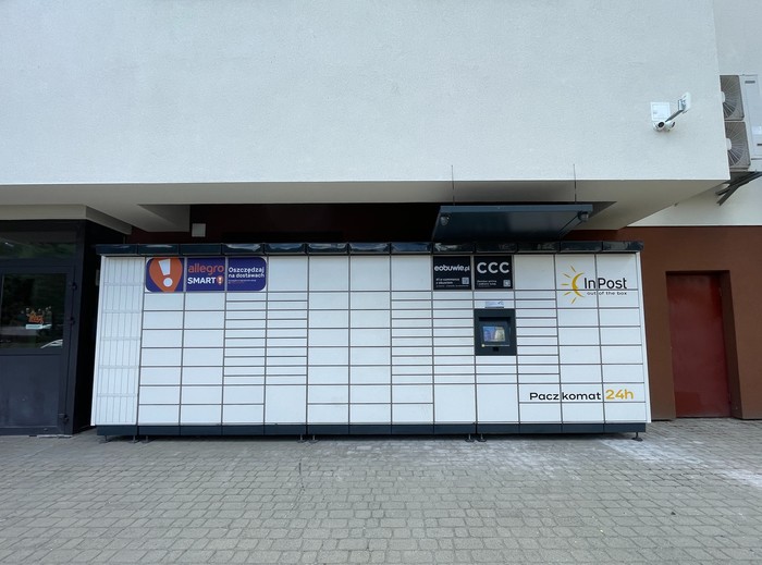 Paczkomat GOR10M Przy wejściu do siedziby spółdzielni i biblioteki