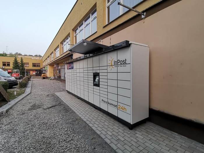 Paczkomat GOR11M Ściana frontowa przed wejściem do Spółdzielni
