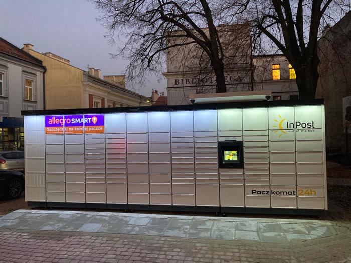 Paczkomat GOR13M Na skwerku zieleni przy budynku usługowo mieszkalnym