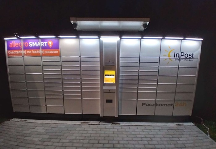 Paczkomat GORQ01A Na parkingu przed sklepem Tina