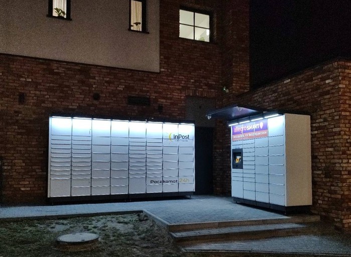 Paczkomat GOS03M przy wejściu do sali bankietowej