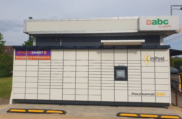 Parcel Locker GOT05M na parkingu przy sklepie spożywczym
