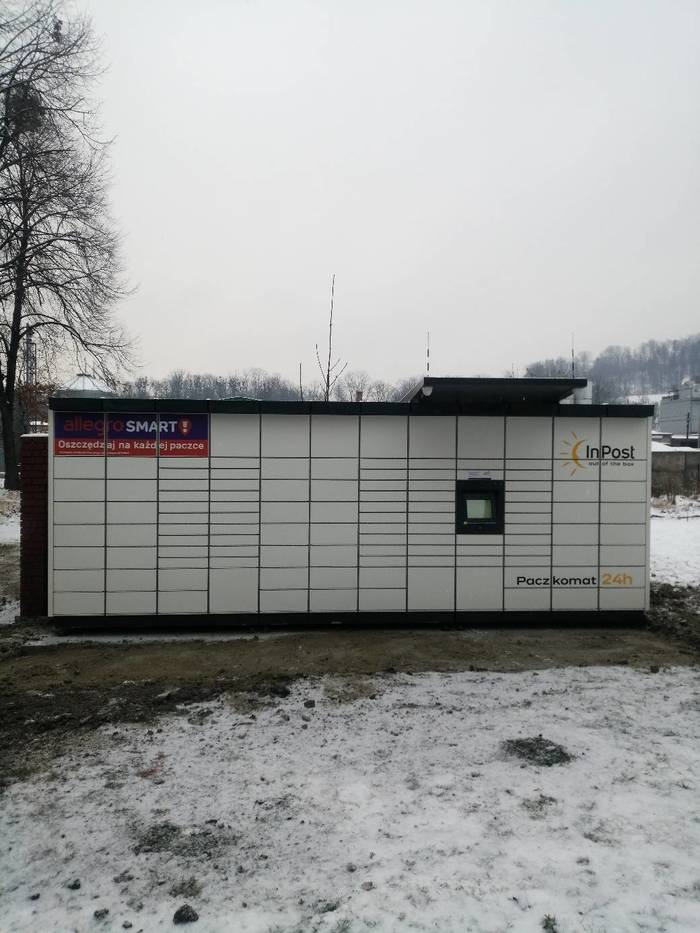 Paczkomat GOW02M obok budynku stacji paliw