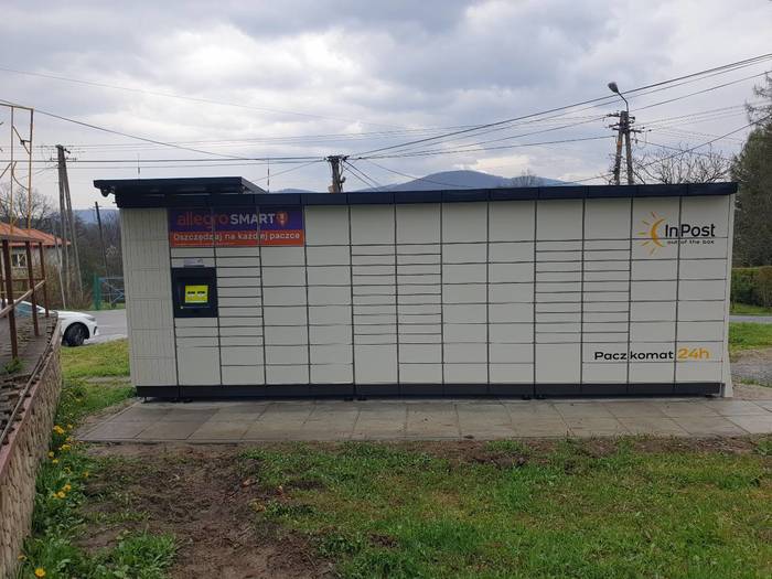 Paczkomat GOW03M obok sklepu