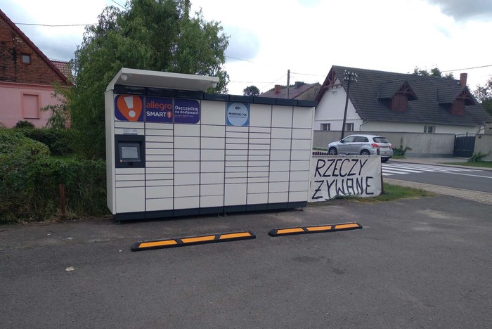 Paczkomat GOX01M na parkingu