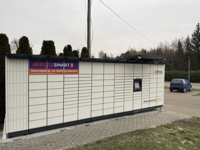 Paczkomat GQO01M Przy parkingu do Centrum Społeczno-Kulturalnego