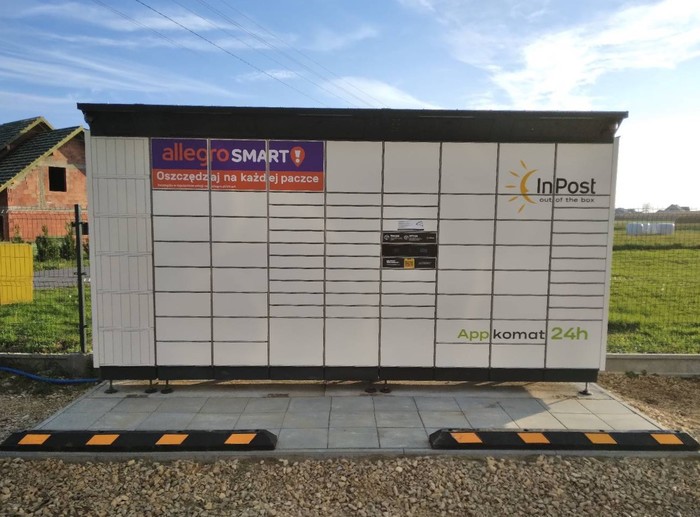 Paczkomat GQR01BAPP na wjeździe na posesję