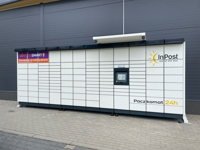 Paczkomat GRA09M przy galerii handlowej