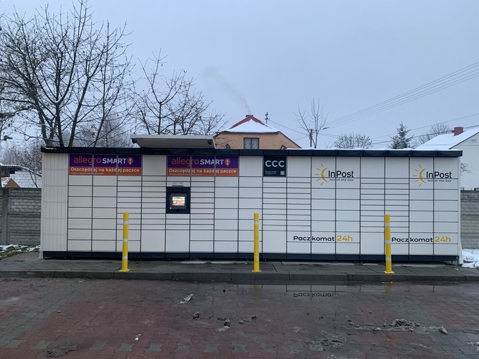 Paczkomat GRB01M Przy sklepie Delikatesy Centrum