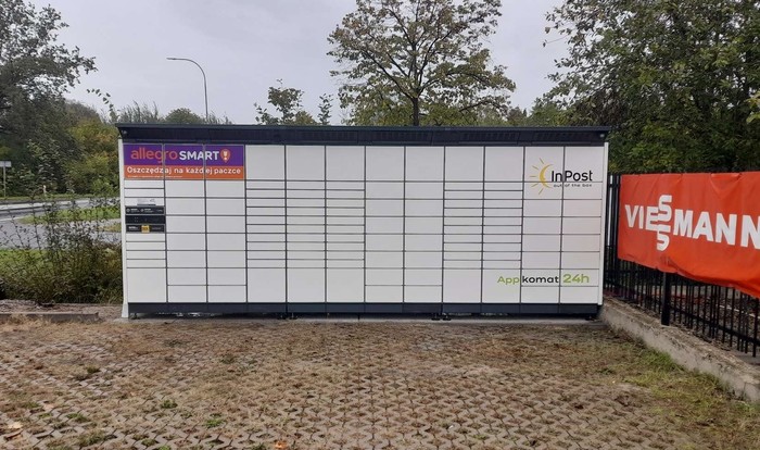 Parcel Locker GRBQ01BAPP Na parkingu przed hurtownią Rostam
