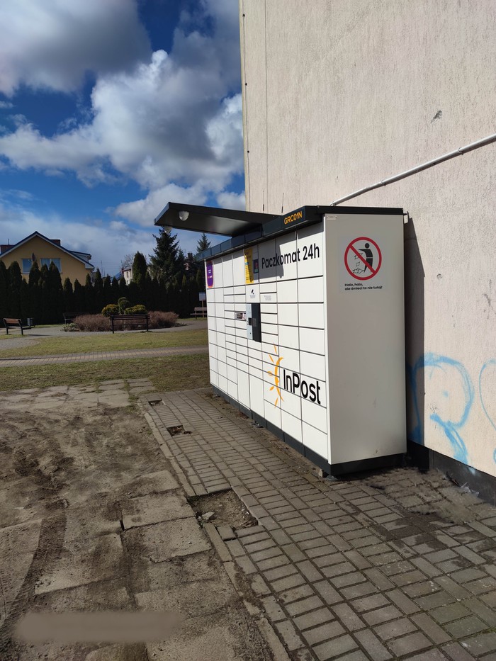 Поштомат GRC01N Przy tylnej ścianie sklepu z używaną odzieżą