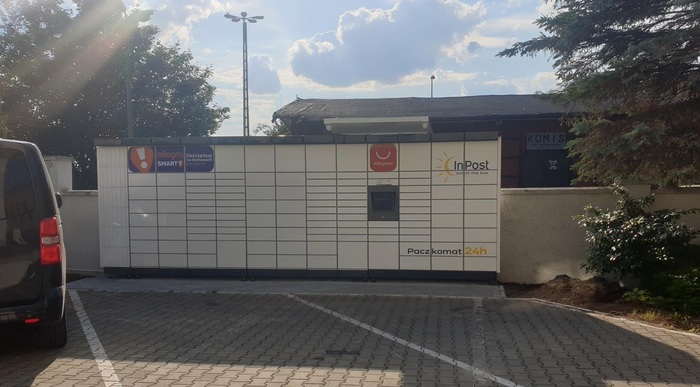 Parcel Locker GRC02M Na parkingu sklepu Kuba Meble
