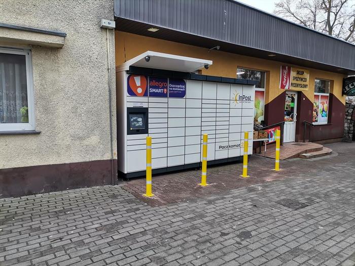 Paczkomat GRC06M Na ścianie sklepu spożywczego
