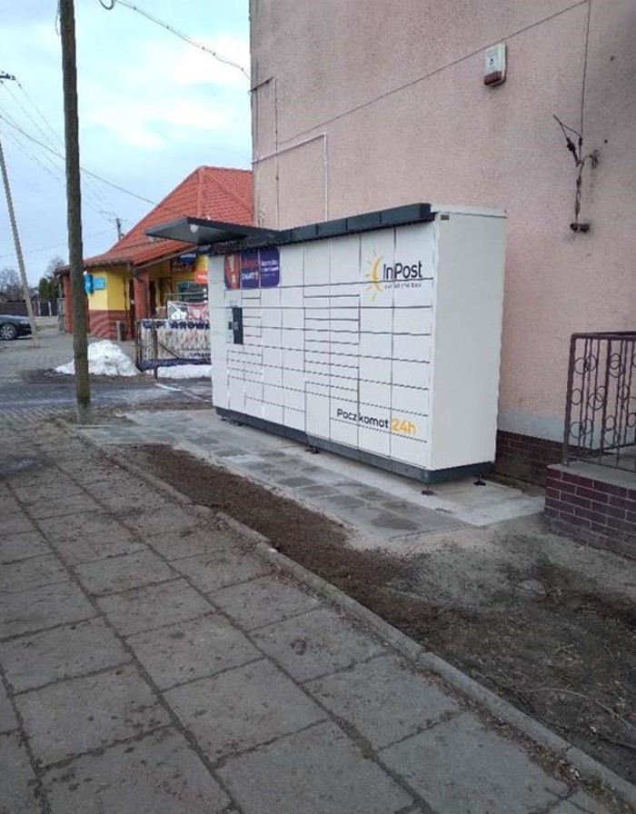 Paczkomat GRD01N Na prawej ścianie budynku