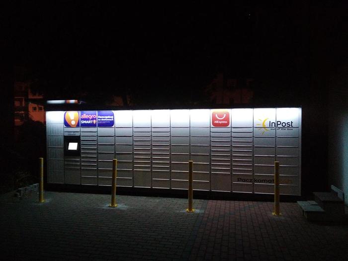 Paczkomat GRF02M Na parkingu salonu OptyOpty.com