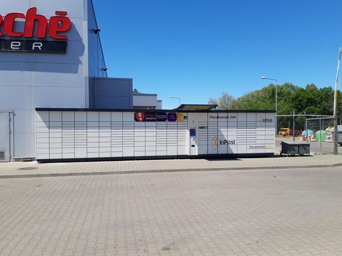 Paczkomat GRF04A Po prawej stronie od wejścia do sklepu Intermarche