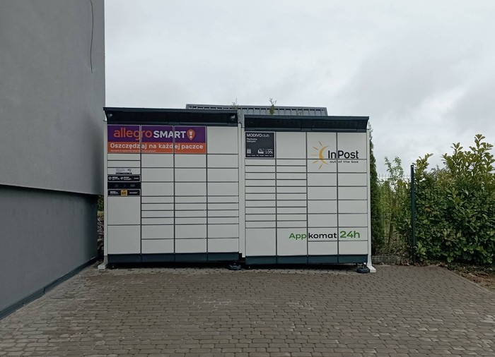 Paczkomat GRF04BAPP Przy budynku