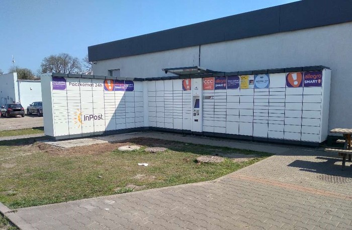 Paczkomat GRF05A Na stacji paliw Hil Gaz, przy bocznej ścianie budynku
