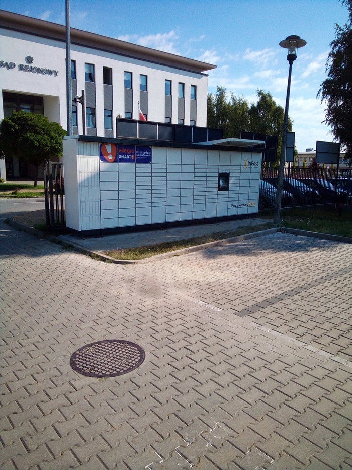 Paczkomat GRJ09M przy parkingu budynku biurowego