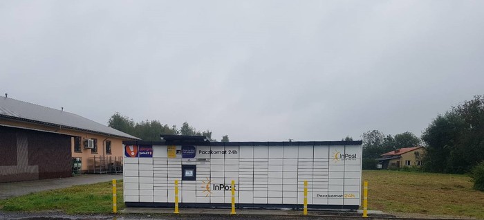 Paczkomat GRL01M Na parkingu sklepu Groszek