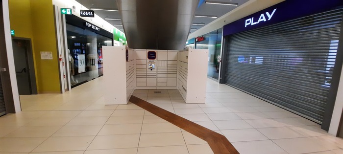 Parcel Locker GRM01HO pasaż parter przy schodach ruchomych