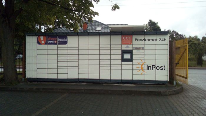 Paczkomat GRM01M Na parkingu stadionu GKS Pogoń. Po 22:00 wejście przez małą bramkę wejściową.