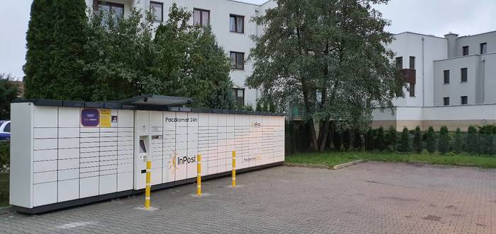 Paczkomat GRM04A Na parkingu za sklepem