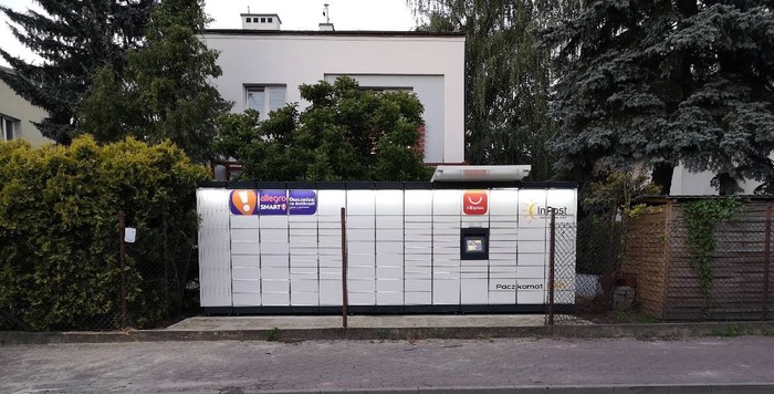 Parcel Locker GRM06M obok sklepu wędkarskiego