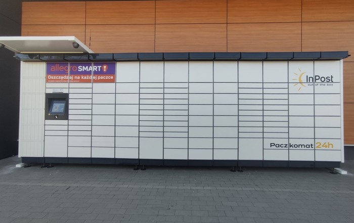 Parcel Locker GRM14M Przy parku handlowym obok przystanku