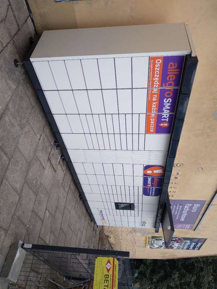 Paczkomat GRO03M Pusty plac obok Rynku, przy ulicy Sienkiewicza