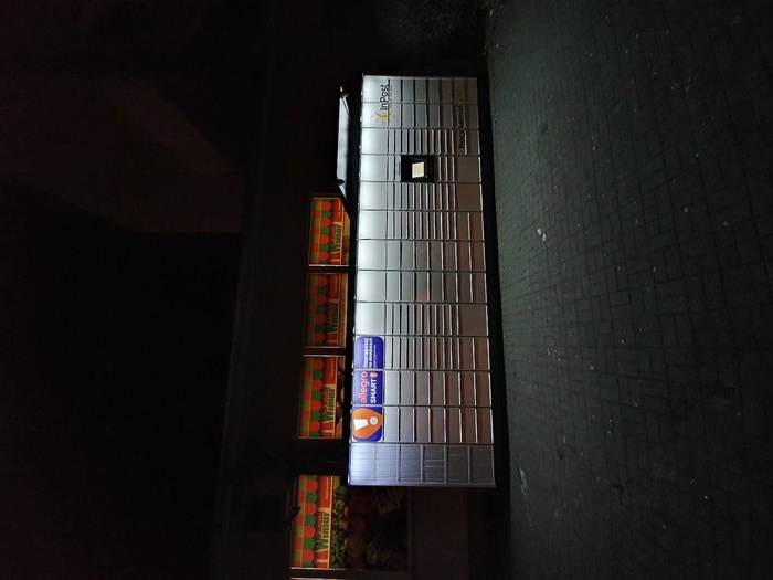 Paczkomat GRO04M Po prawej stronie sklepu