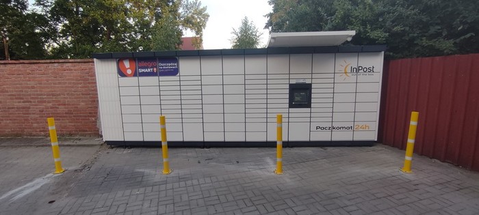 Paczkomat GRO05M Na parkingu, za budynkiem handlowo-usługowym