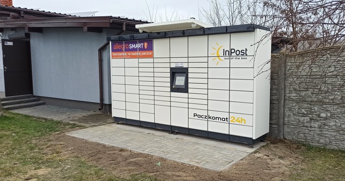 Paczkomat GRQS01M Na Parkingu