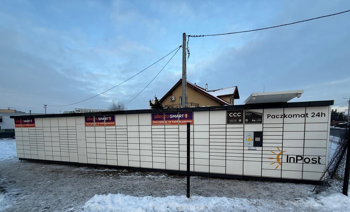Paczkomat GRU07N Na parkingu przy sklepie Stokrotka