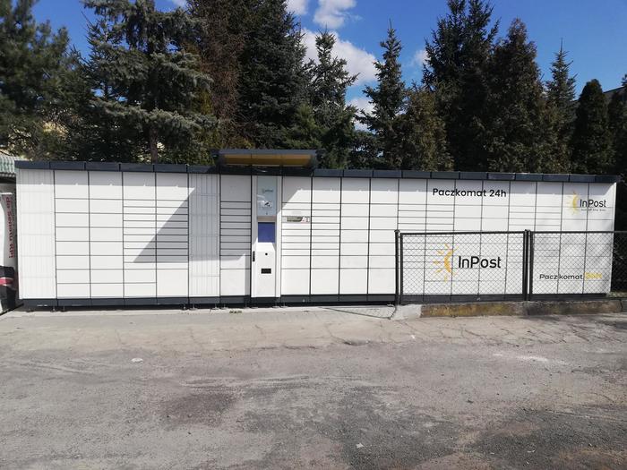 Paczkomat GRU08A Na parkingu sklepu Biedronka