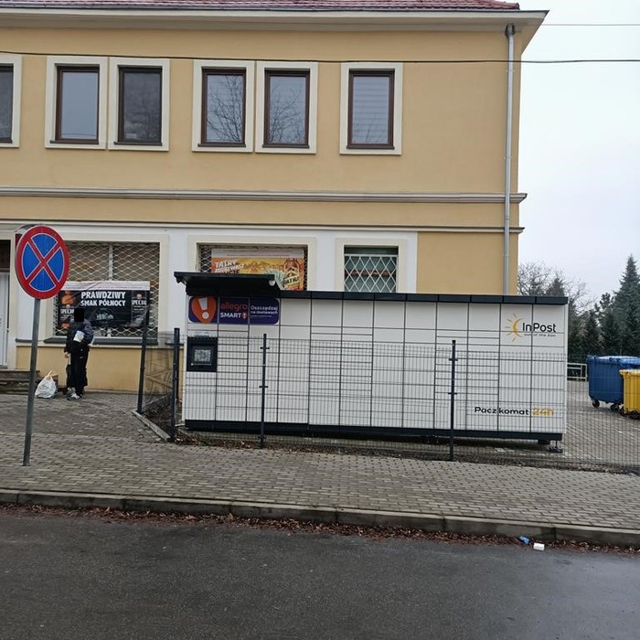 Paczkomat GRU16M przy sklepie spożywczym