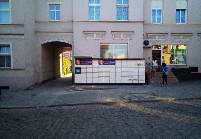 Paczkomat GRU20M przy sklepie