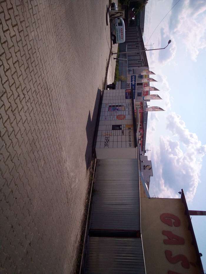 Paczkomat GRU22M przy budynku usługowym