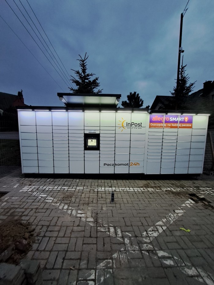 Paczkomat GRW08M Auto Części vis a vis Szkoły