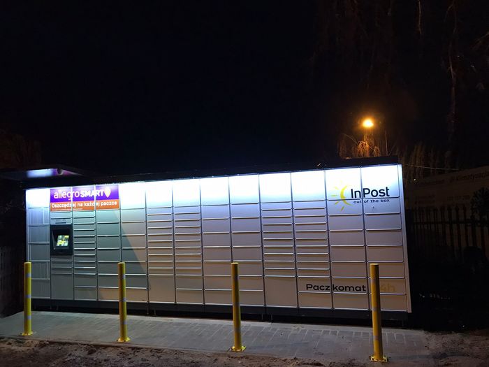 Paczkomat GRW09M Auto-Hol Kajka Wojciech przed bramą