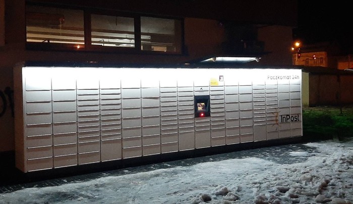 Paczkomat GRY01M Boczna ściana Delikatesów Centrum
