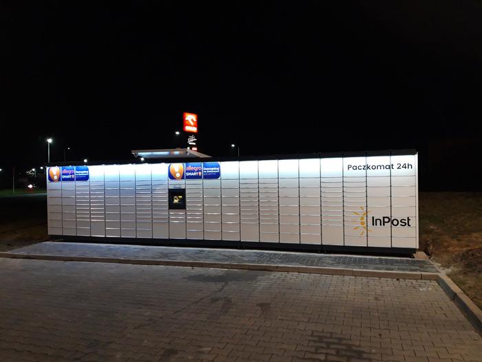 Paczkomat GSL02M Na parkingu sklepu Lidl.