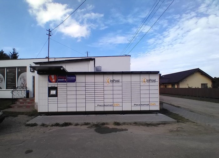 Paczkomat GSN03M ściana obok rampy  od frontu  budynku