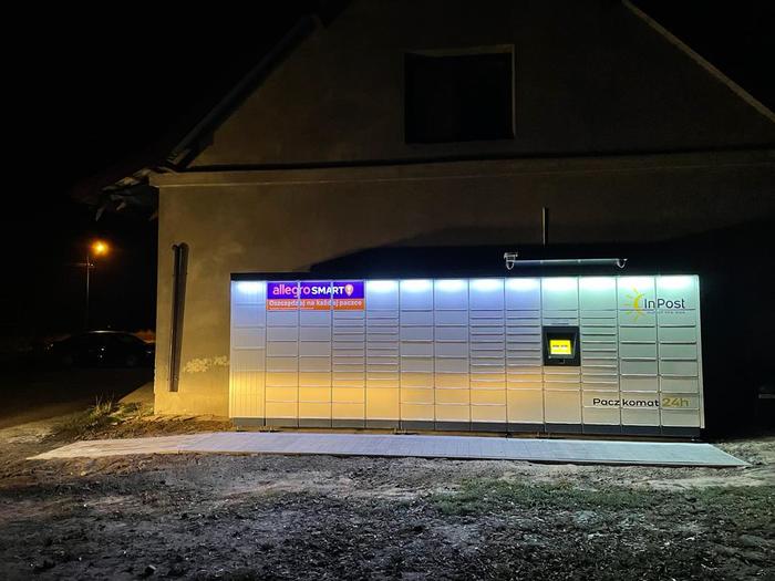 Parcel Locker GTC01M Przy sklepie mięsnym, po prawej stronie budynku