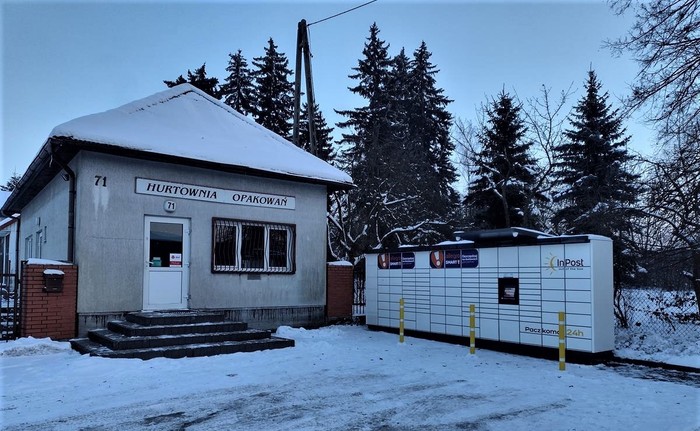 Paczkomat GTN02M Na parkingu przy hurtowni opakowań