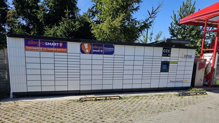 Paczkomat GTN03M Na  parkingu stacji kontroli pojazdów