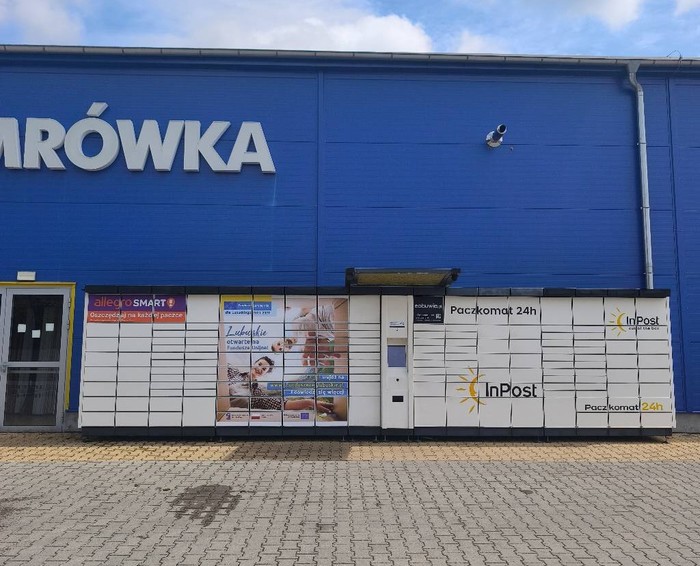 Paczkomat GUB02A Po lewej stronie wejścia do sklepu Mrówka