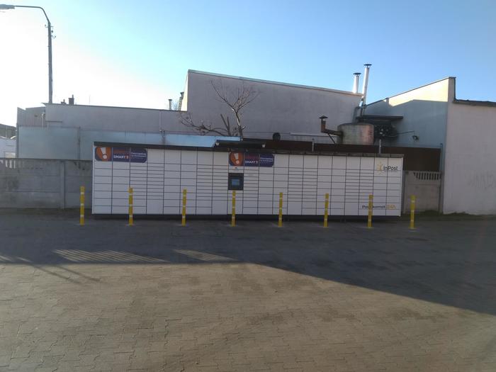 Paczkomat GUB02M Na parkingu sklepu Lidl