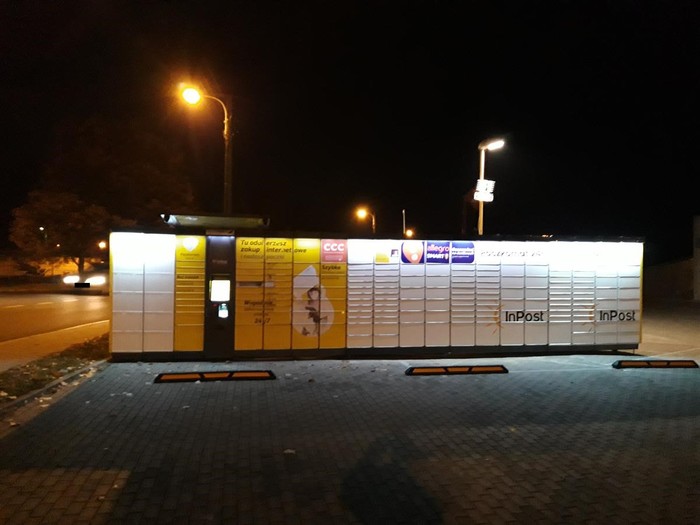 Paczkomat GUB03A na parkingu przed centrum handlowym