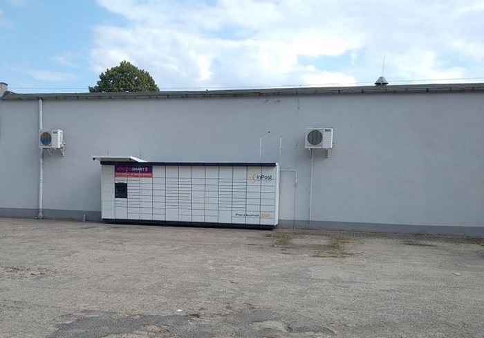 Paczkomat GUB06M przy parkingu supermarketu Horex